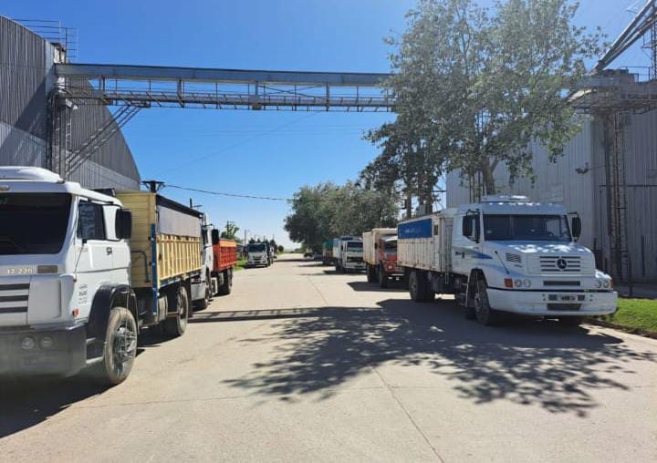 Transportistas de la entidad adherida de Arteaga junto a los dirigentes de Fe.Tr.A en acopio AFA.