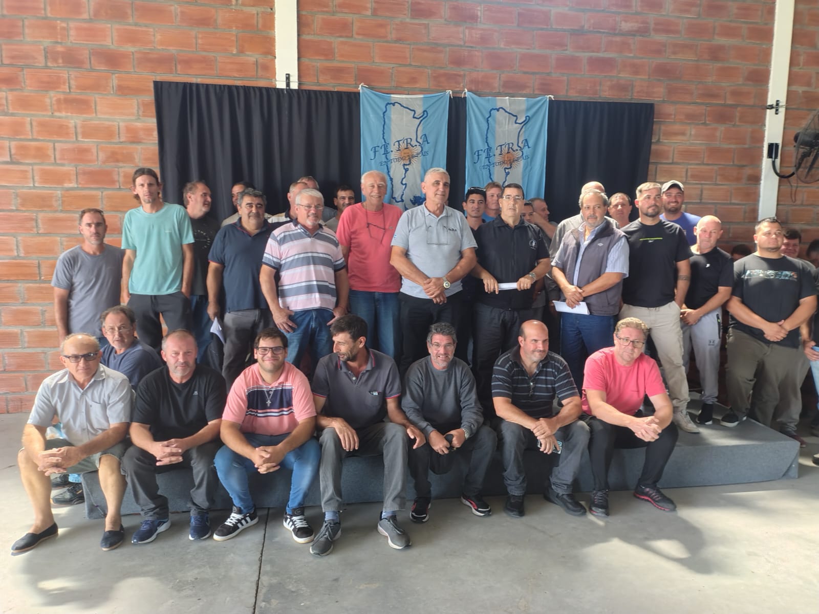 Pablo Agolanti presidente de FeTrA y Claudio Enri secretario gremial acompañando a los transportistas de la provincia de Entre Ríos en asamblea, reclamando por la actualización de la Tarifa de granos, cereales, oleaginosas productos y subproductos.